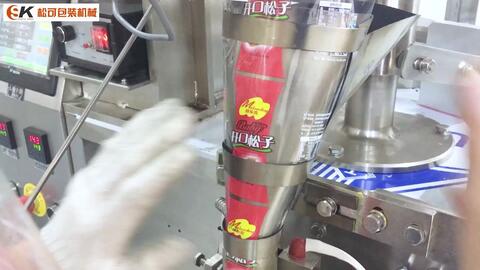 小型立式包装机如何更换包装膜,松可包装机械厂家告诉你
